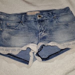 Denim shorts lace Trimmed.